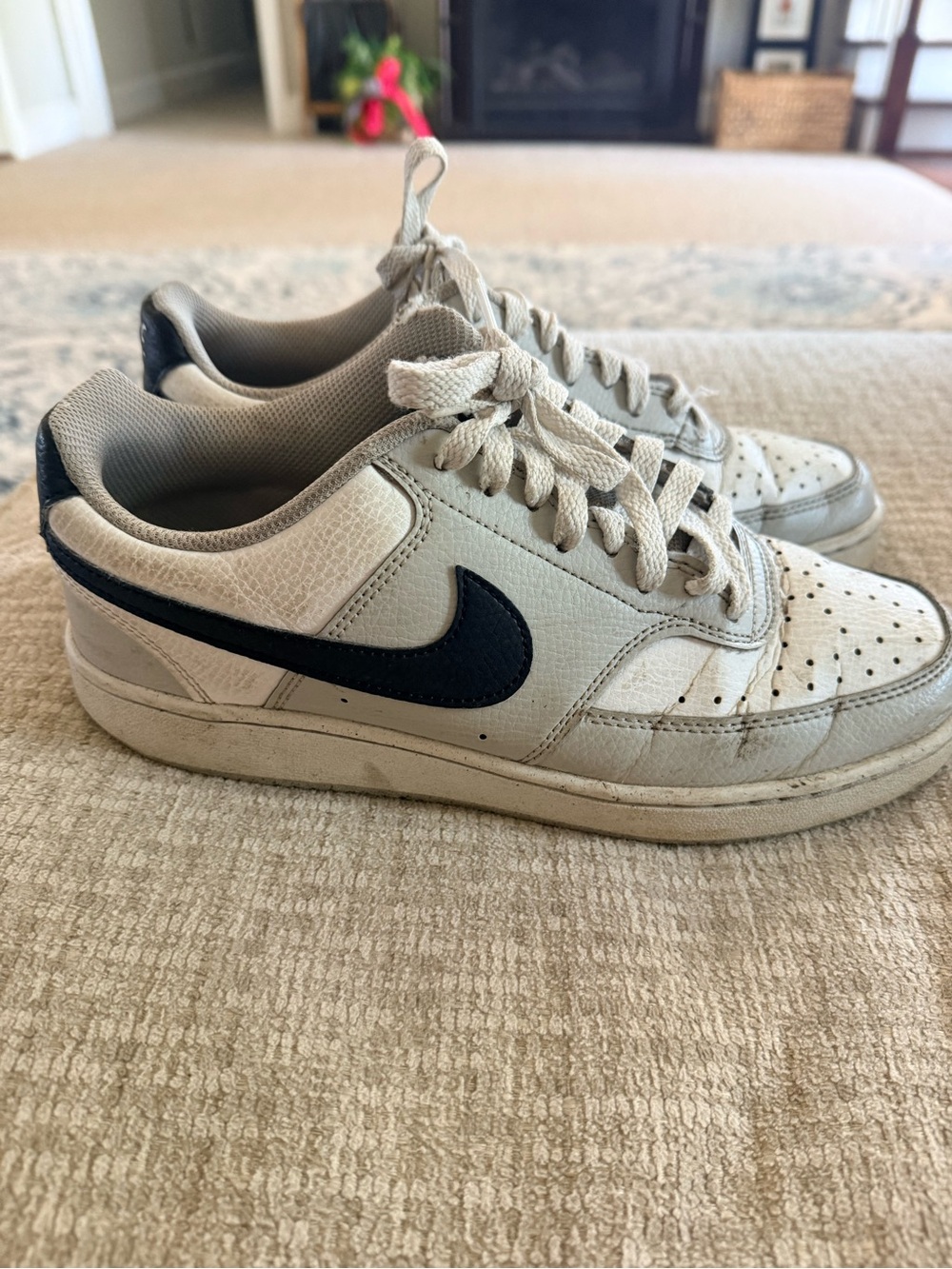 Nike Men’s Low-Top Sneakers in White with Black Swoosh
